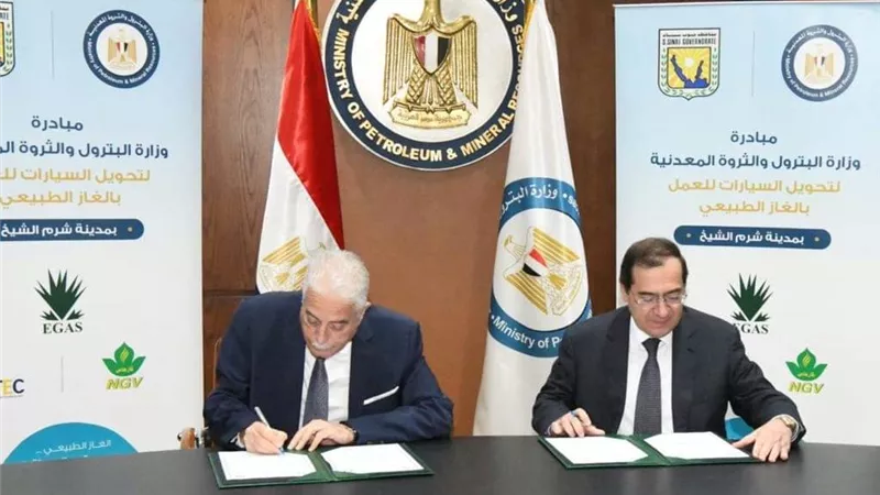 بروتوكول تعاون لتحويل سيارات مدينة شرم الشيخ للعمل بالغاز