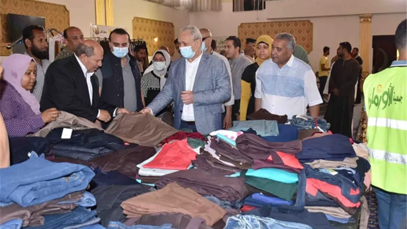 محافظ الأقصر يفتتح معرض الأورمان للملابس بنادى المدينة المنورة