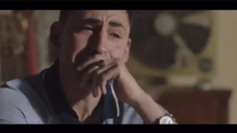 مشهد مؤثر لأمير المصري بعد وفاة صديقه في 