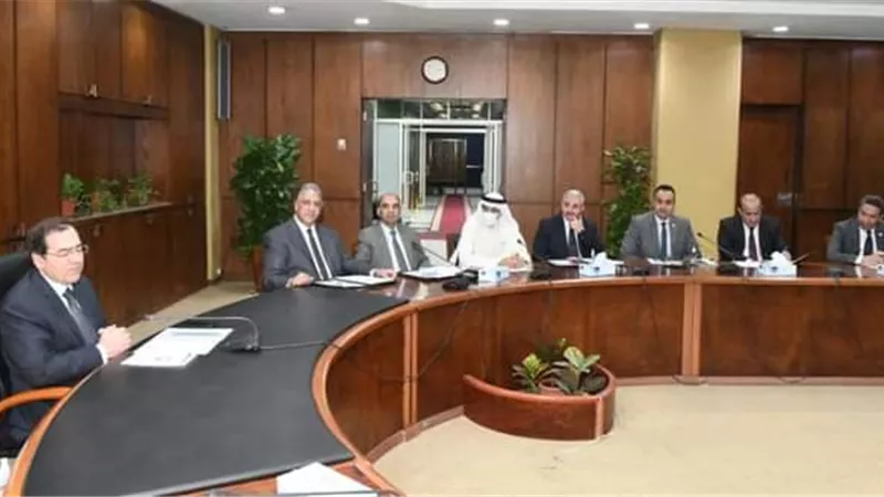 الملا يؤكد توافر أرصدة وإمدادات المنتجات البترولية والغاز الطبيعى خلال الفترة القادمة