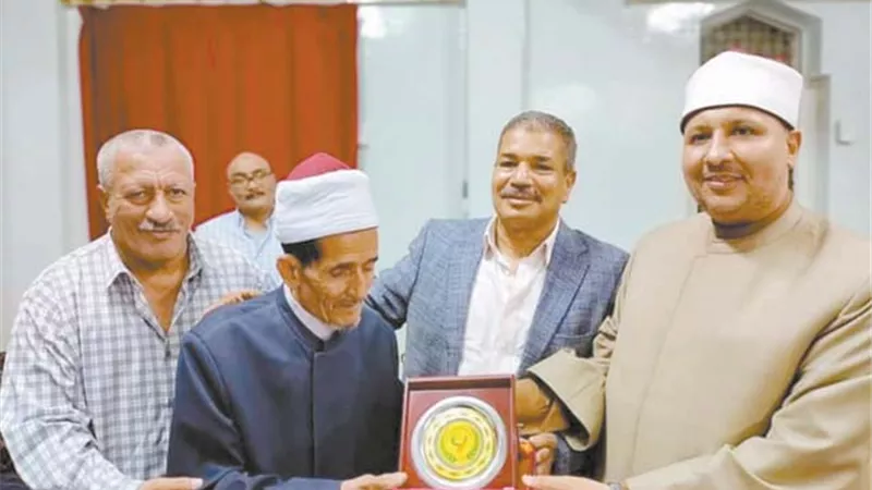 تكريم الشيخ عبدالحافظ الحرز عالم القراءات الشهير بقنا