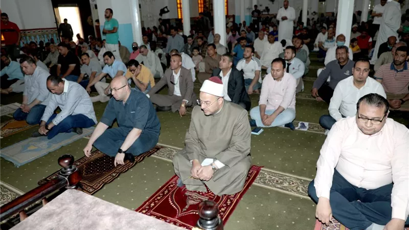 محافظ بني سويف يؤدي صلاة الجمعة بمسجد عمر بن عبد العزيز ..صور