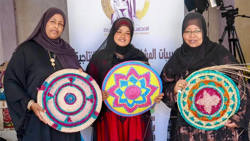 القومى للمرأة يُدرب ١٥ سيدة من قرية بأسوان على صناعة اطباق الخوص