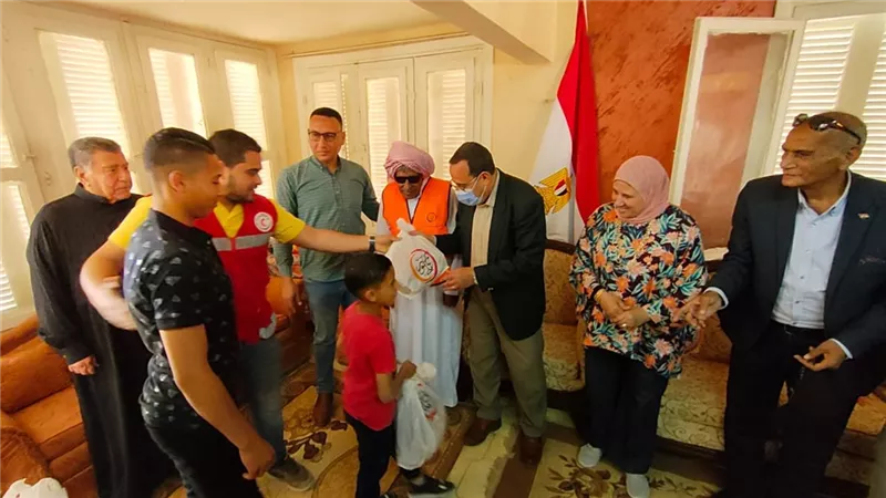 محافظ شمال سيناء يوزع ملابس العيد على الأيتام ..صور