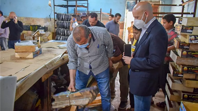 مديرصحة الشرقية يعدم ٤ أطنان أغذية ويشمع مخبز ومصنع بفاقوس