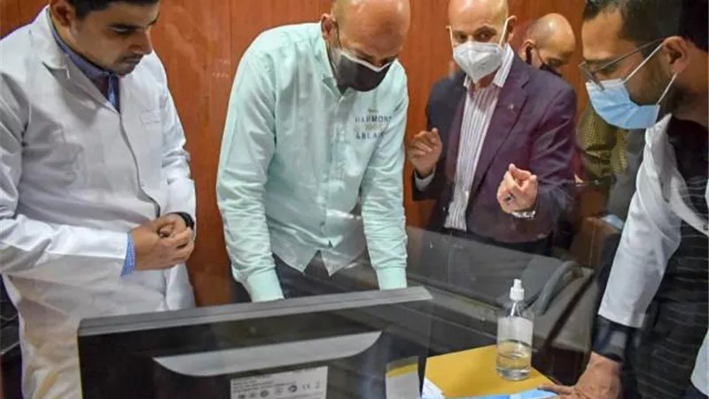 مدير الصحة يتفقد سير العمل بالمركز الطبى ومستشفى الحسينية وينقل مشرفة تمريض