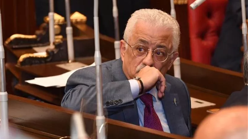 شوقى: كتيب مفاهيم لكل مادة لاولي وتانية ثانوي تضعه الوزارة وغير مسموح بدخول الطالب علي اي مصادر اخري