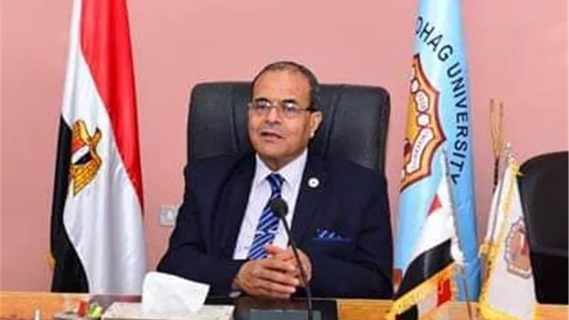 رئيس جامعة سوهاج يهنئ الرئيس السيسي وعمال مصر بعيدهم السنوي