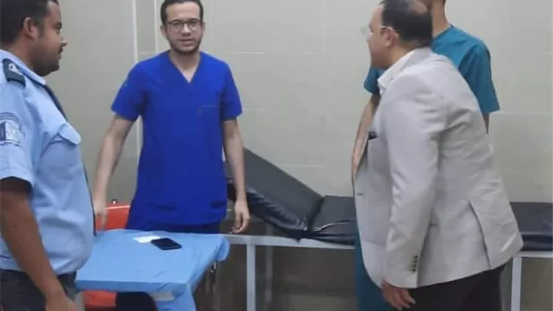 وكيل وزارة الصحة بالسويس يفاجئ طوارئ الجراحه بالمستشفى العام ويقرر مكافأة الملتزمين