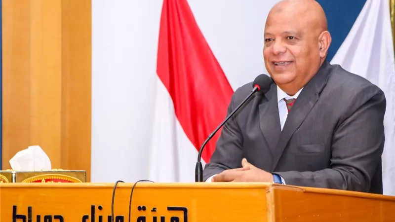 رئيس هيئة ميناء دمياط يهنئ العاملين بعيد العمال