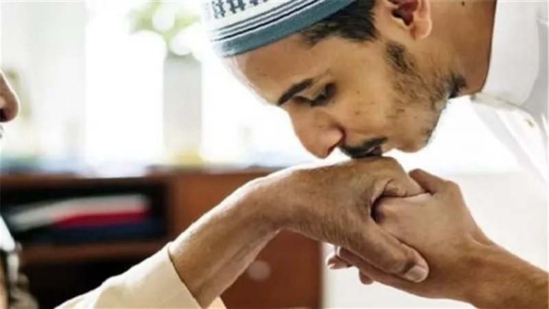حكم تقبيل يد الصالحين.. المفتي يجيب