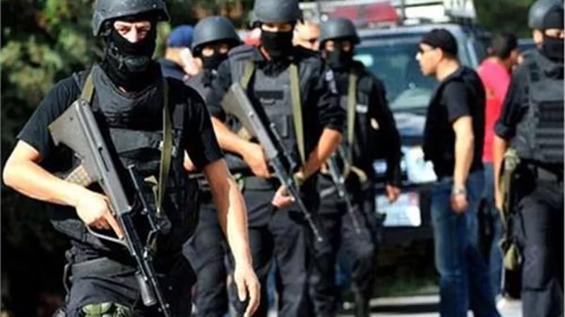 تفاصيل قيام شخص بمعاونة بعض منتحلين صفة رجال شرطة بإقتحام منزل شقيقه وسرقته