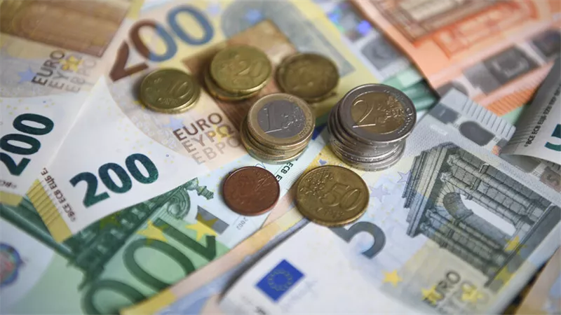 على خلفية الأزمة الأوكرانية .. تقارير تحذر من هبوط اليورو