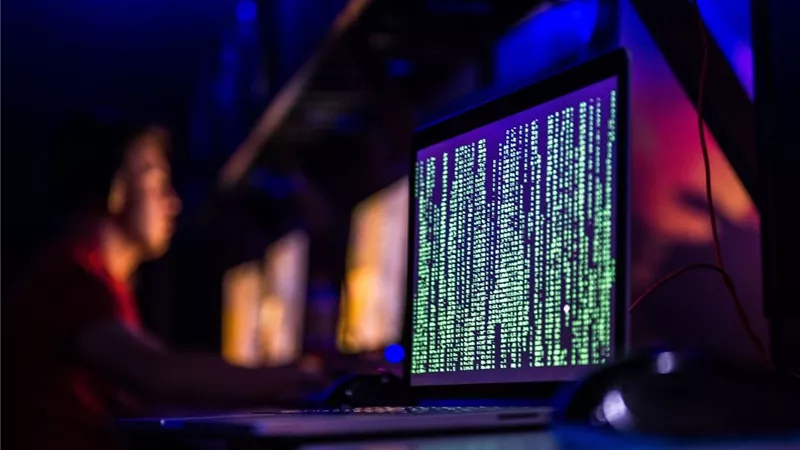 الكويت تعلن رصد حالات ابتزاز إلكترونى لمسئولين حكوميين على مواقع التواصل
