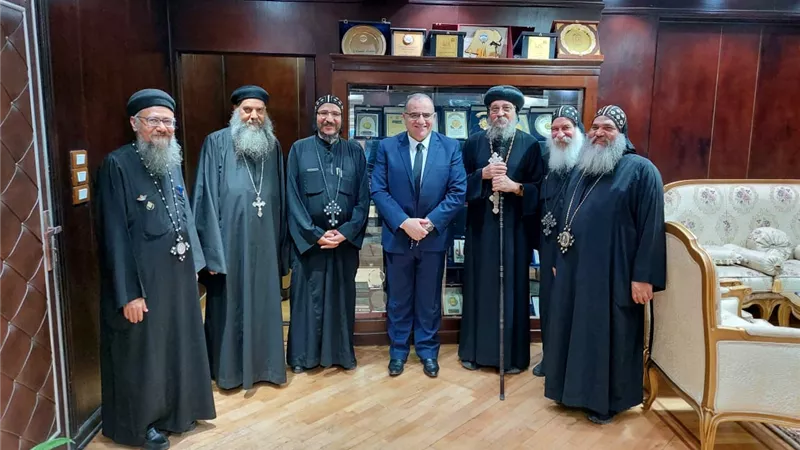 الأنبا يواقيم أسقف عام إسنا وأرمنت يهنئ مدير أمن الأقصر بعيد الفطر
