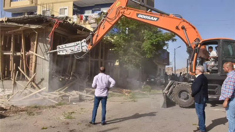 محافظ الاقصر يتفقد سير العمل فى المشروعات التنموية بأرمنت ويشهد إزالة فورية لحالة بناء مخالف