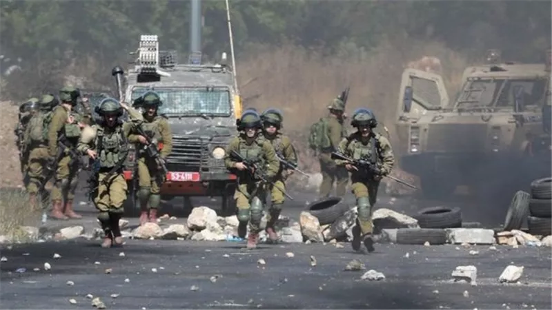 الجيش الإسرائيلي يصيب 6 فلسطينيين ويعتقل 12 آخرين ويداهم منزلي منفذي عملية 