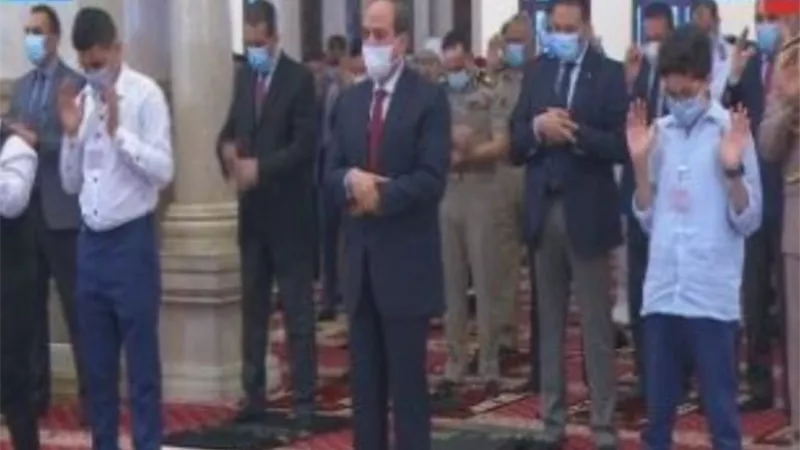 عقب انتهاء صلاة العيد ... الرئيس السيسى يصطحب أبناء الشهداء