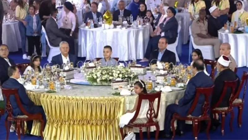الرئيس السيسي يشاهد عرضًا مسرحيًا حول عيد الفطر المبارك... صور