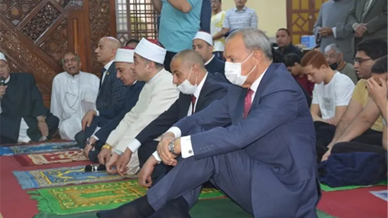 محافظ القليوبية يؤدي صلاة عيد الفطر المبارك بمسجد ناصر ببنها ويهنئ المواطنين