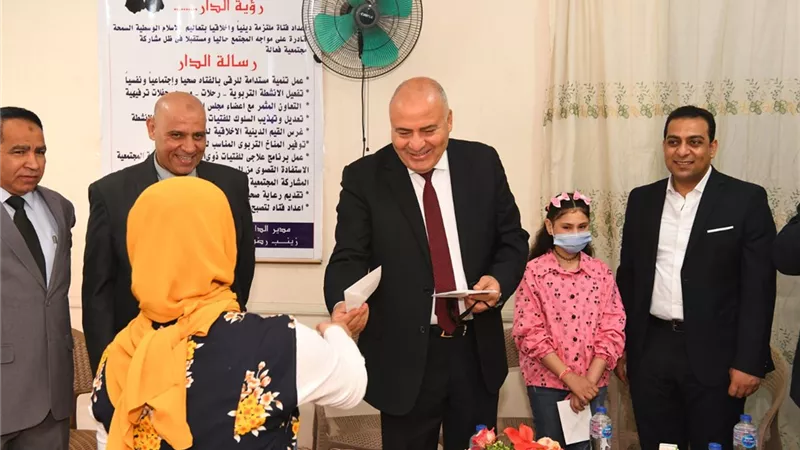 محافظ قنا يشارك الأطفال الأيتام بنجع حمادى فرحتهم بعيد الفطر المبارك