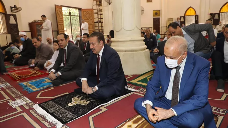 محافظ المنوفية يؤدي صلاة عيد الفطر وسط جموع المصلين بمسجد الري بشبين الكوم