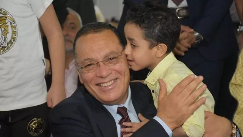 محافظ الشرقية يُؤدي صلاة عيد الفطر بمسجد الفتح بمدينة الزقازيق