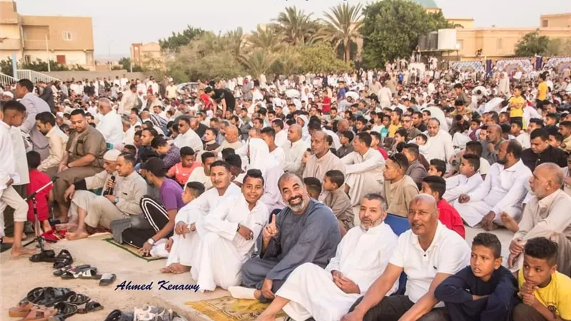 رئيس مدينة غارب يؤدى صلاة عيد الفطر بساحة مسجد عمر بن الخطاب..صور