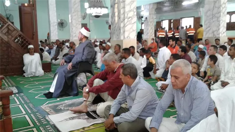 رئيس مدينة مرسى علم يؤدى صلاة عيد الفطر بالمسجد الكبير..صور