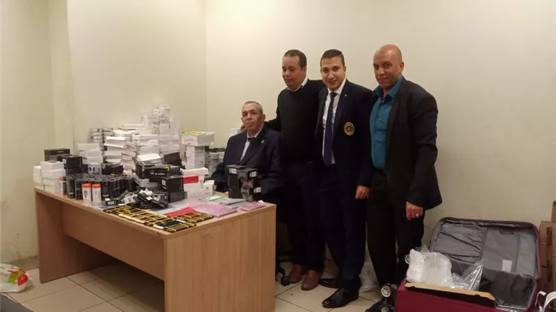 جمارك سفاجا تضبط 18 محاولة تهرب جمركى لطبنجة و 5 بنادق ضغط هواء وأسلحة بيضاء