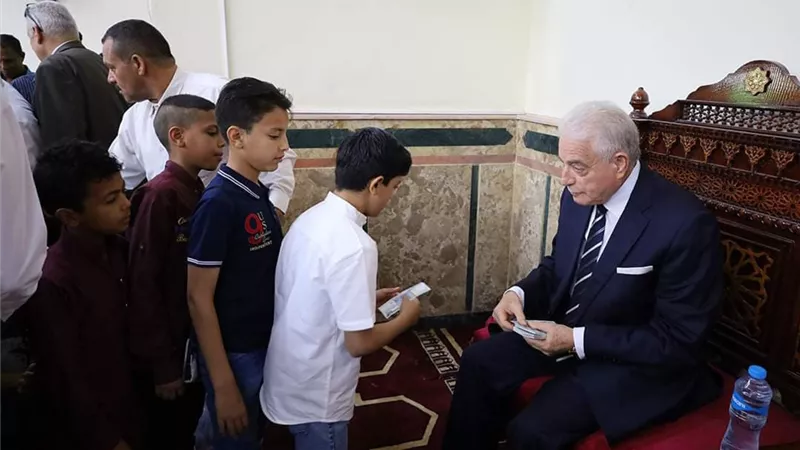 محافظ جنوب سيناء يوزع عيدية على الأطفال في صلاة العيد..صور