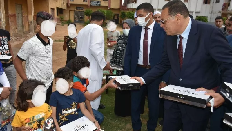 محافظ الشرقية يوزع كعك العيد على المرضى والأيتام..صور