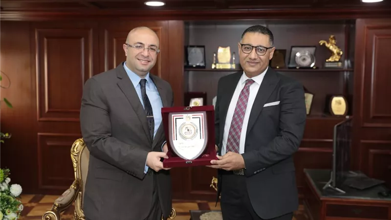محافظ بنى سويف يكرم أشرف حسين لترقيته مديراً لجهاز تنمية المشروعات المتوسطة بالبحر الأحمر
