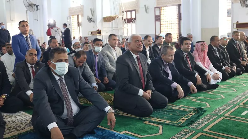محافظ السويس يؤدى صلاة عيد الفطر بمسجد بدر في بورتوفيق..صور