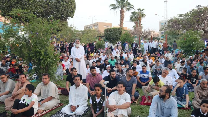 الآلاف يؤدون صلاة عيد الفطر بساحات ومساجد السويس..صور