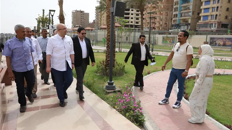 محافظ بني سويف يتفقد الخدمات بالكورنيش والممشى السياحي ويلتقي المواطنين..صور
