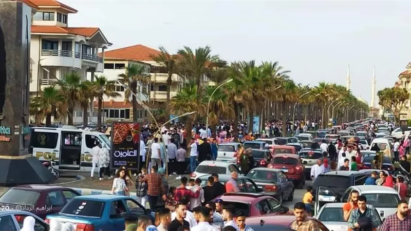 الآلاف يتوافدون على رأس البر فى أول أيام عيد الفطر..صور