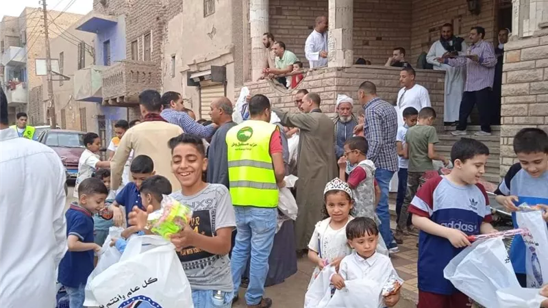 مستقبل وطن أسيوط يوزع هدايا للأطفال فى العيد ..صور