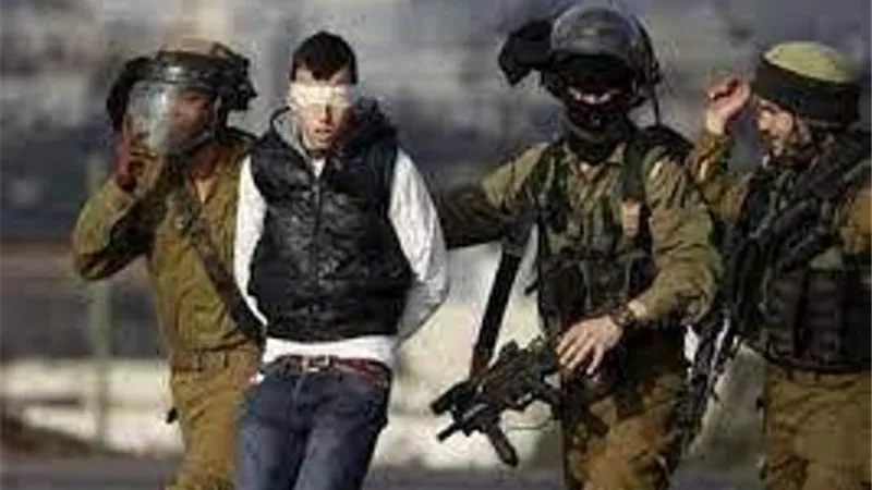 الاحتلال الإسرائيلي يعتقل عشرة فلسطينيين من أنحاء مُتفرقة بالضفة الغربية