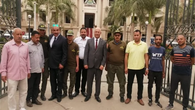 رئيس جامعة بنها يشارك أفراد الأمن الإدارى الاحتفال بعيد الفطر المبارك