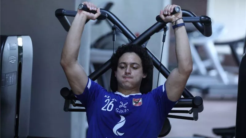 تدريبات بدنية قوية للاعبي يد الأهلي في 