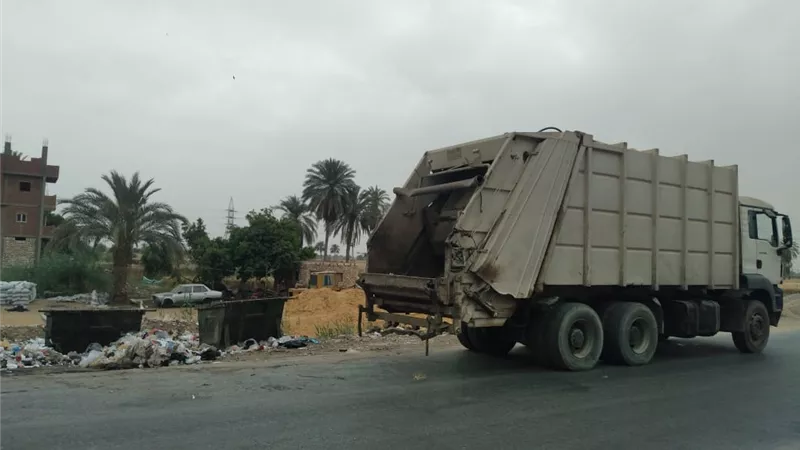 حملات مكثفة للنظافة ورفع القمامة بمدن وقرى المنيا فى العيد