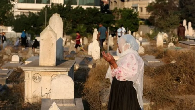 هل يطلق الله تعالى ارواح الموتى فى العيد ..وهل تجوز زيارتهم فيه