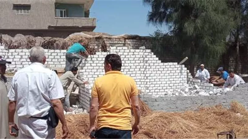 إزالة حالة تعدي على أراضي زراعية ووقف 3 حالات بناء مخالف بمركز كفر الشيخ