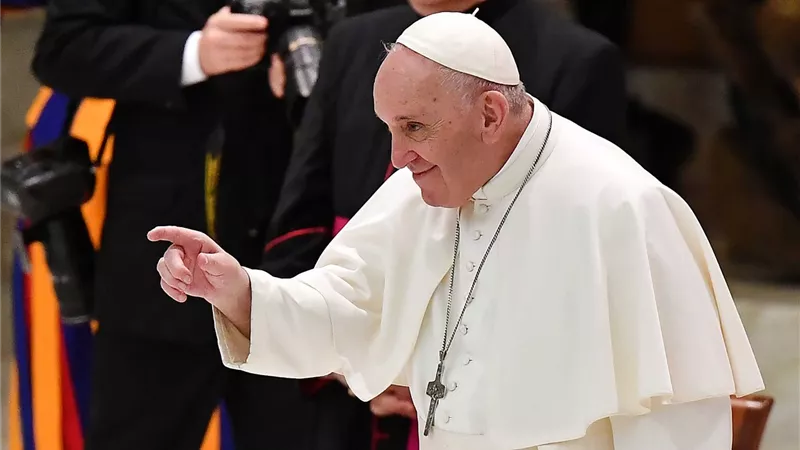 رئيس وزراء اليابان وبابا الفاتيكان يبحثان الجهود من أجل عالم خال من الأسلحة النووية