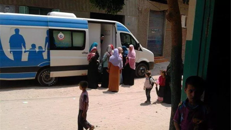 انتشار الفرق الطبية بالميادين والمنتزهات لتطعيم المواطنين بلقاح 