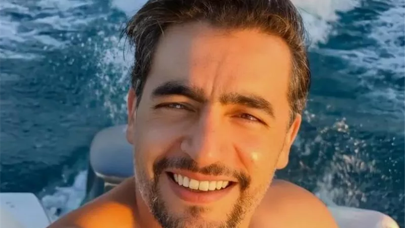 هانى سلامه يستمتع بالسباحة فى العيد .. شاهد