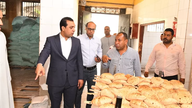 نائب محافظ قنا يفاجئ عدداً من المخابز البلدية في ثالث أيام العيد