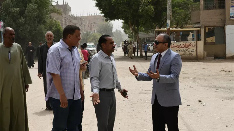 السكرتير العام بقنا يتابع مشروعات حياة كريمة بفرشوط