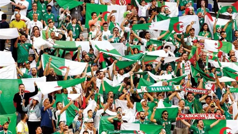 الجماهير الجزائرية تحاصر مقر الـ